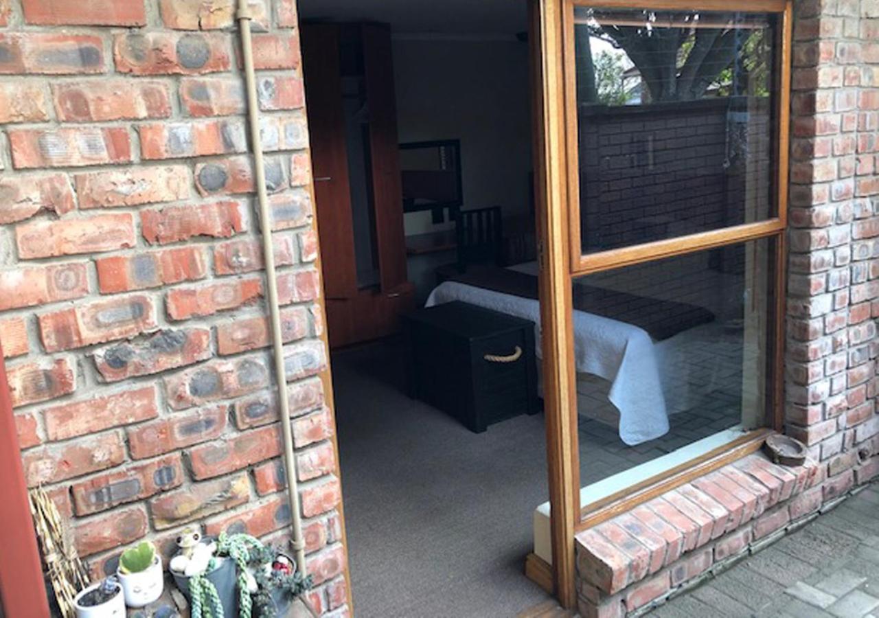 A La Martha'S Air-Port Guest House Port Elizabeth Exteriör bild